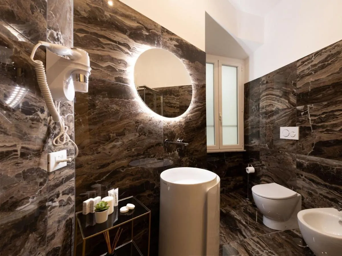 The Best Rent - Elegant Five-Bedrooms Apartment Near Colosseo Rome 0*,  Italië