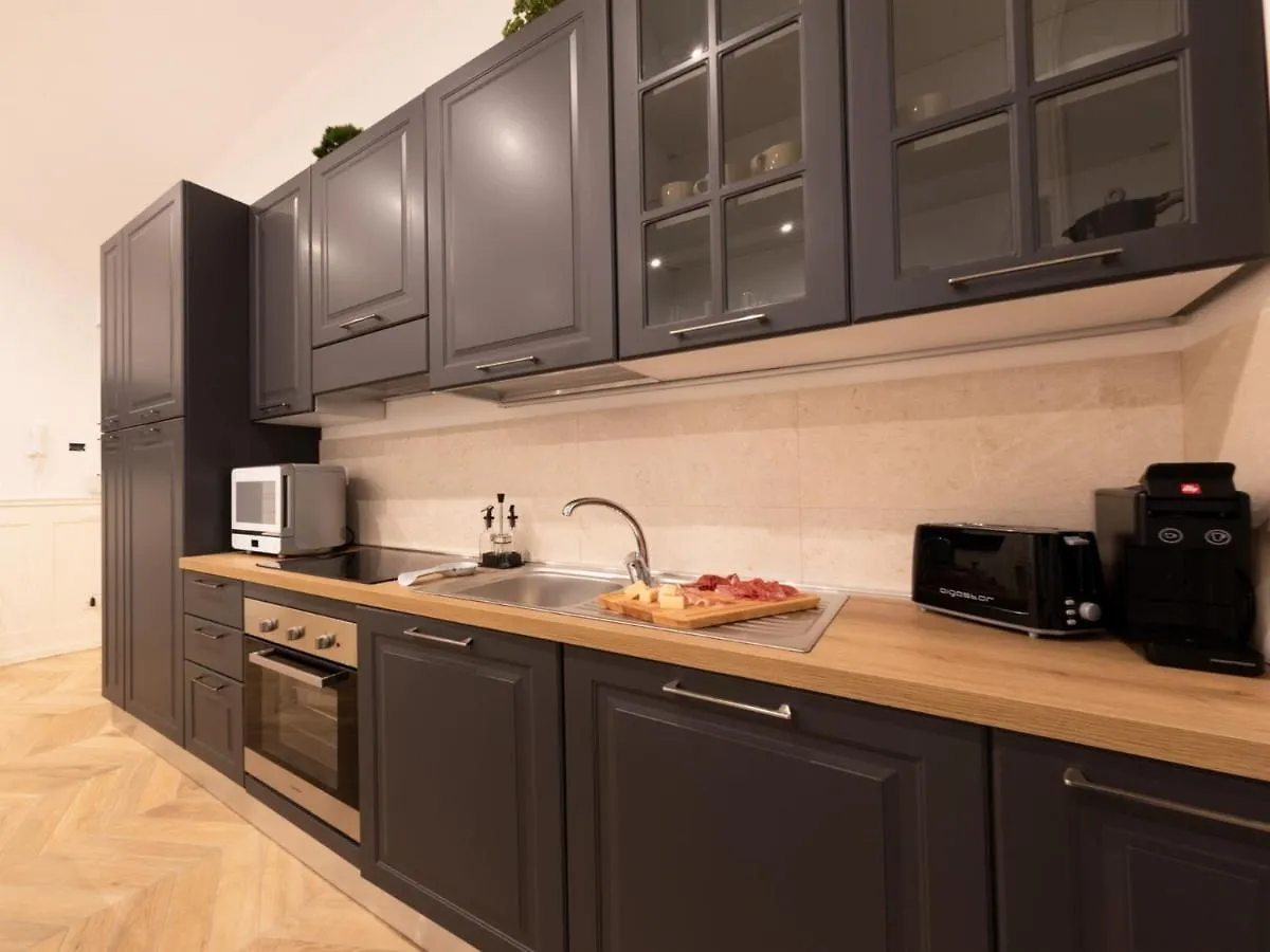 The Best Rent - Elegant Five-Bedrooms Apartment Near Colosseo Rom Italien