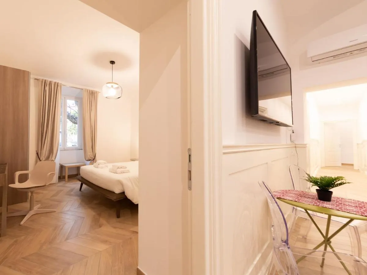 The Best Rent - Elegant Five-Bedrooms Apartment Near Colosseo Rom Italien