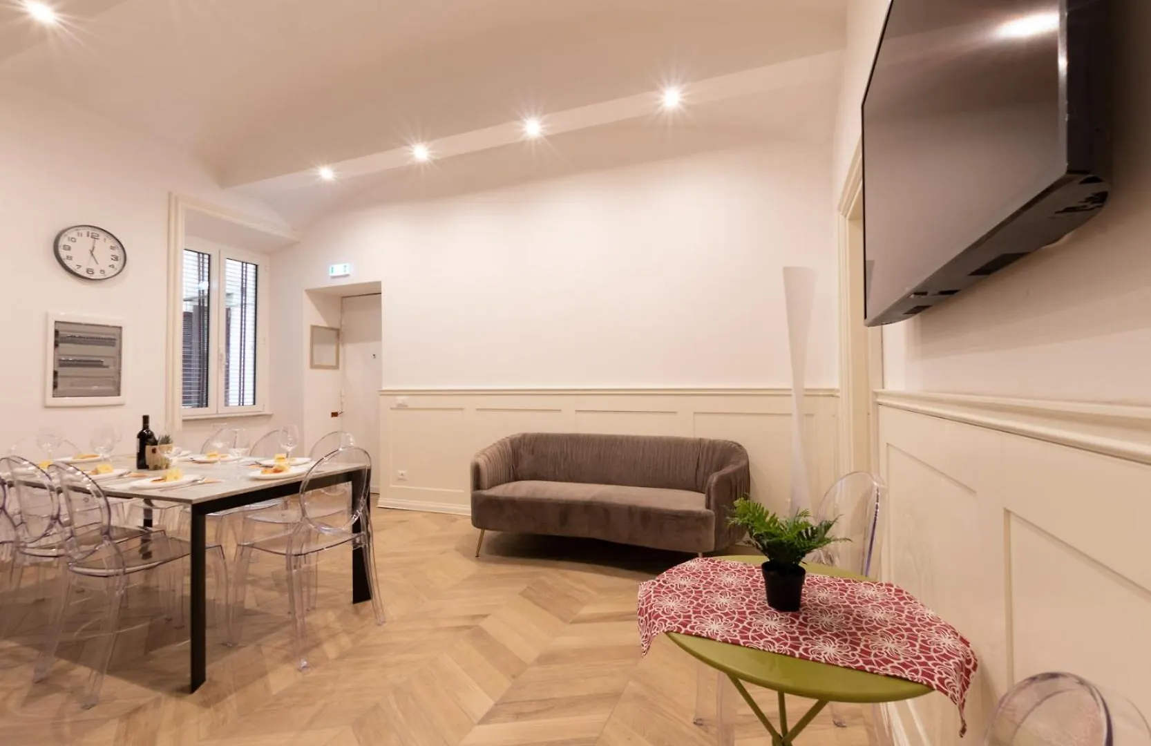 The Best Rent - Elegant Five-Bedrooms Apartment Near Colosseo Rom 0*,  Italien